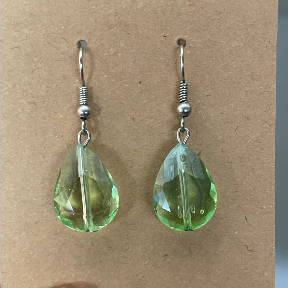 Elegant Green Teardrop Earrings - Picture 5 of 5